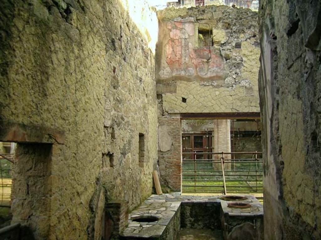 V.9, Herculaneum. December 2004. Looking north from rear room across shop-room towards Decumanus Maximus.
The rear doorway to Cardo IV, is on the left. Photo courtesy of Nicolas Monteix.